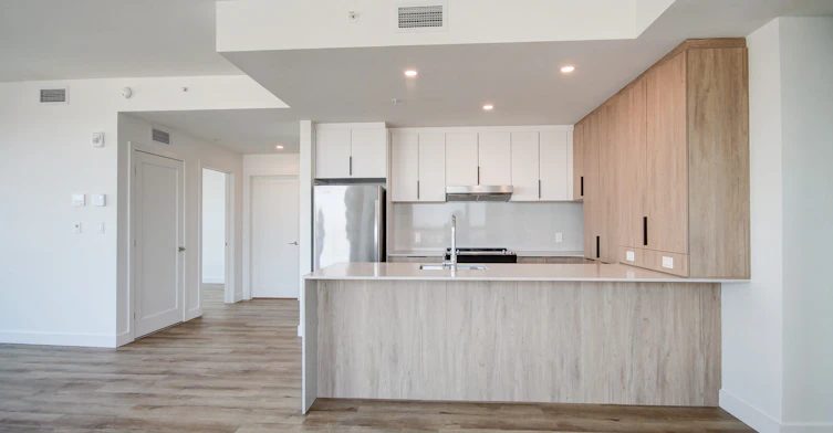 2000 Sauvé Rue Ouest, Montréal, QC, H4N 0E5 - 2