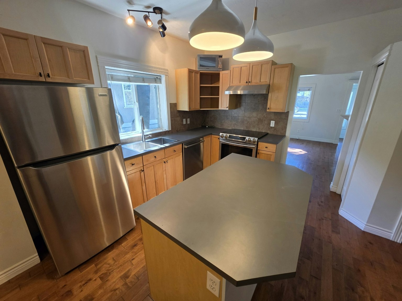 1409 Ethel Street, Kelowna, BC, V1Y 2X5 - 3