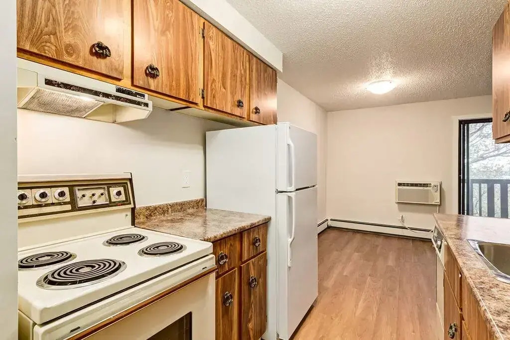 J201-5111 36 Street, Lloydminster City West, AB, T9V 2A2 - 9