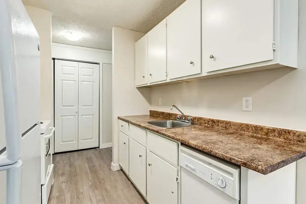 J201-5111 36 Street, Lloydminster City West, AB, T9V 2A2 - 4
