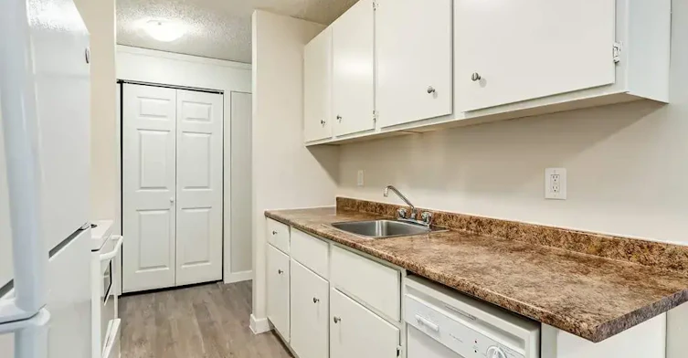 J201-5111 36 Street, Lloydminster City West, AB, T9V 2A2 - 4
