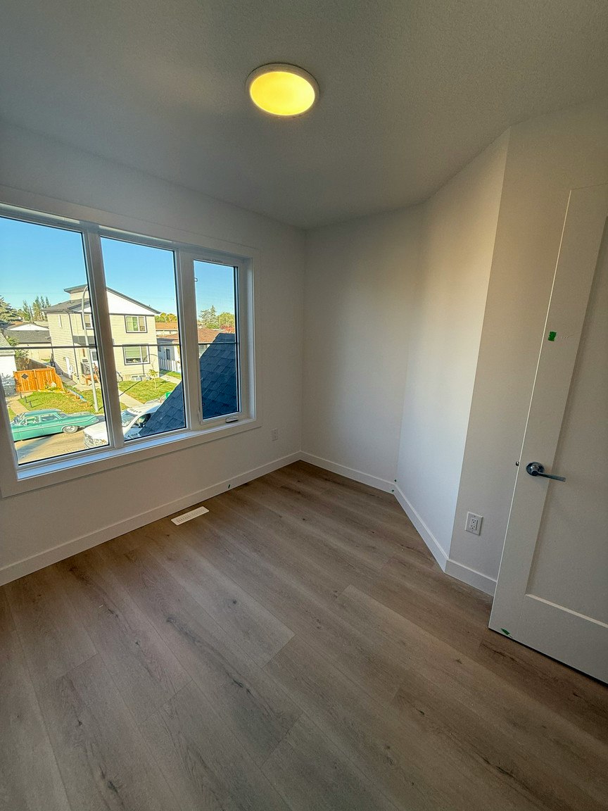 2A-10915 151 Street Northwest, Edmonton, AB, T5P 1W2 4