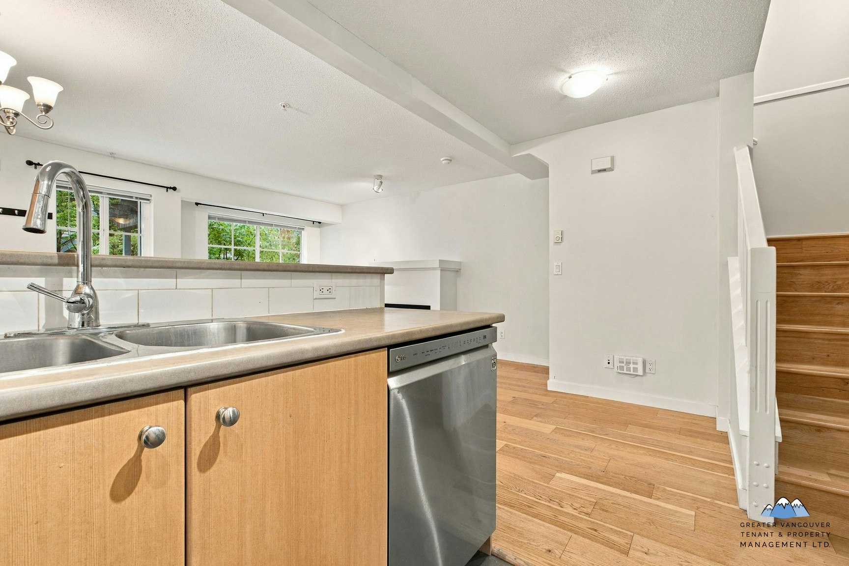 7088 17th Avenue, Burnaby, BC, V3N 1K5 - 5