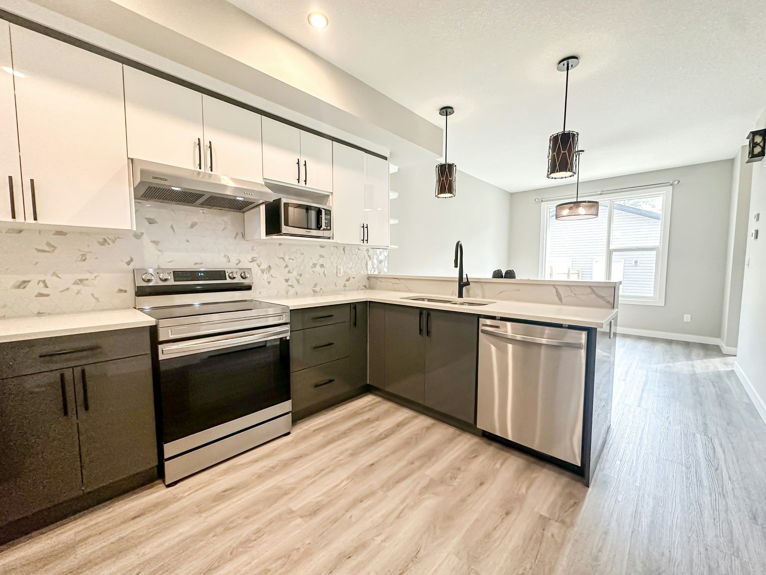 Upper-7757 81 Avenue Northwest, Edmonton, AB, T6C 0V4 2
