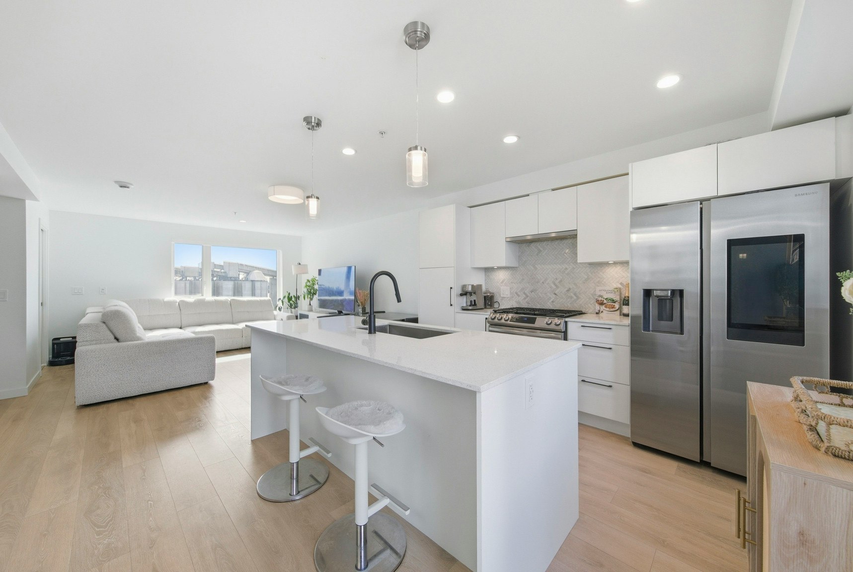 555 East 2nd Street, North Vancouver, BC, V7L 1E1 5