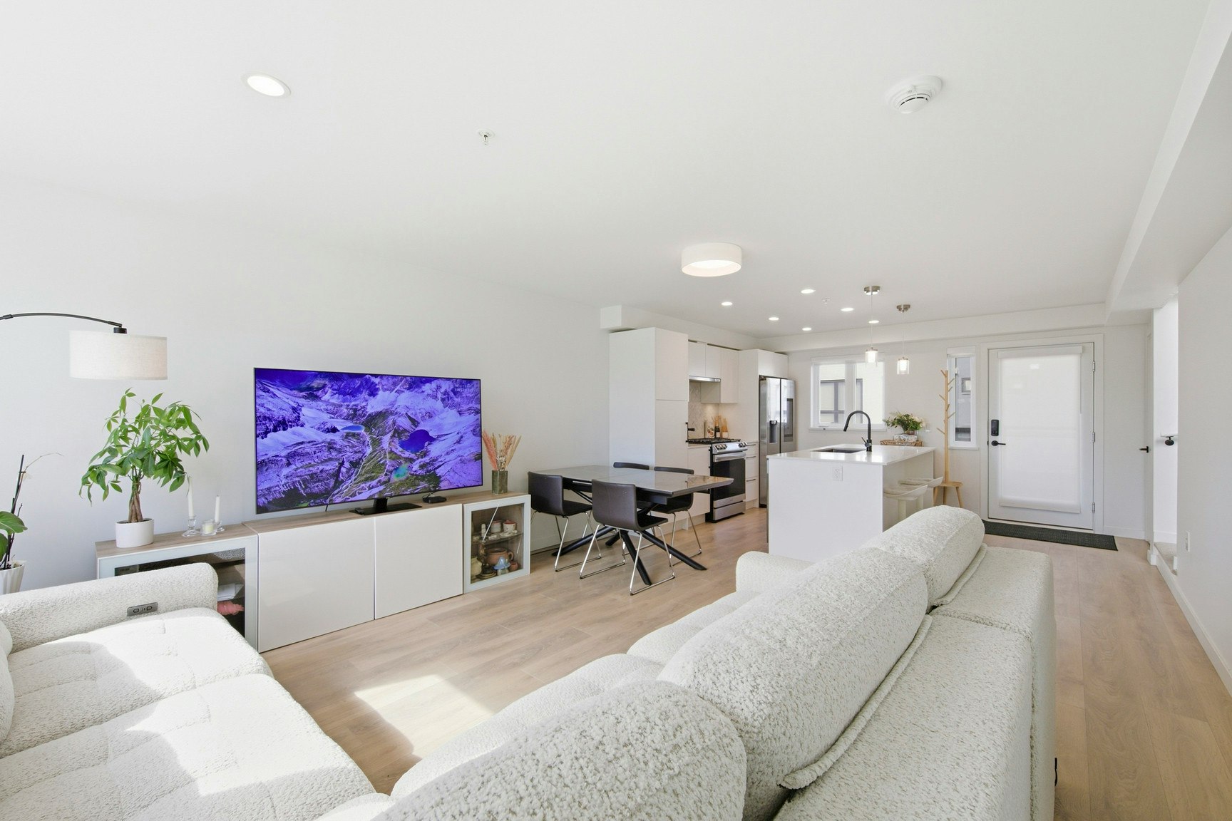 555 East 2nd Street, North Vancouver, BC, V7L 1E1 4