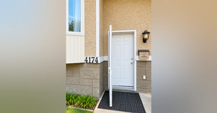 4174 28 Avenue Northwest, Edmonton, AB, T6L 4W1 - 4