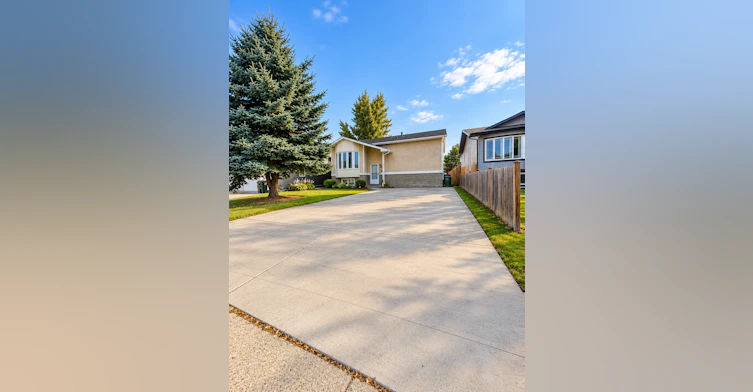 4174 28 Avenue Northwest, Edmonton, AB, T6L 4W1 - 3