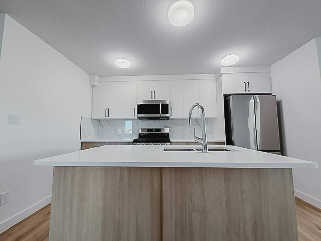 Upper-6035 105 Street Northwest, Edmonton, AB, T6H 2N3 - 2