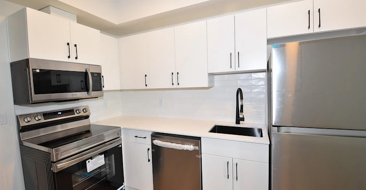 2115 5 Avenue Southwest, Edmonton, AB, T6X 3L9 - 82