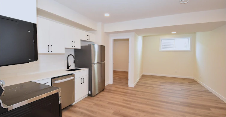 2115 5 Avenue Southwest, Edmonton, AB, T6X 3L9 - 84
