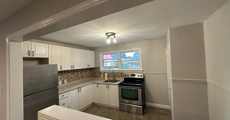 UL-182 Duckworth Street, Barrie, ON, L4M 3W5 - 3