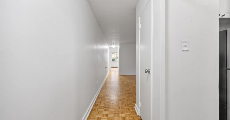 204-14 Deer Park Crescent, Toronto, ON, M4V 2C2