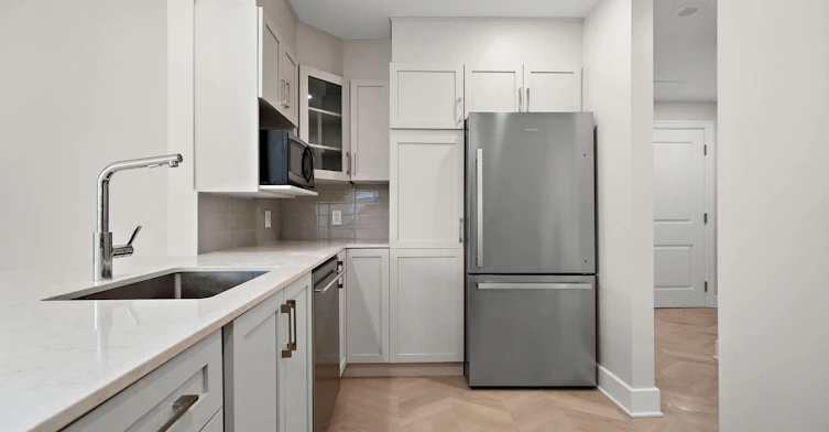 304-2015 De La Montagne, Montréal, QC, H3G 1Z9 - 48