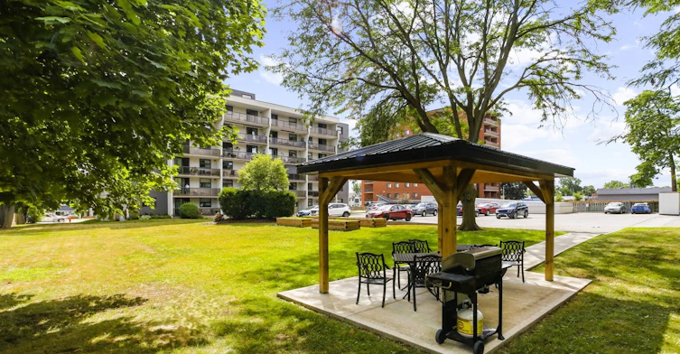 3915 Portage Road, Niagara Falls, ON, L2J 4C8 - 4