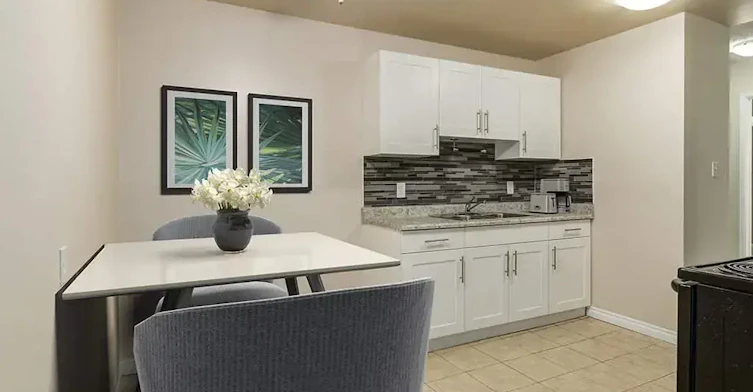 101-10750 116 Street NW, Edmonton, AB, T5H 3M2 - 2
