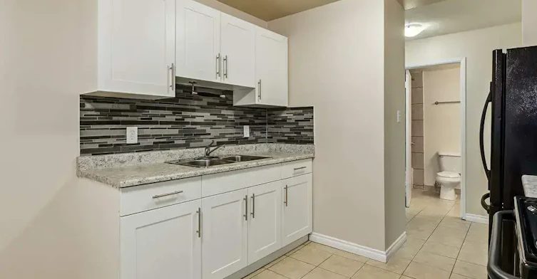 101-10750 116 Street NW, Edmonton, AB, T5H 3M2 - 6