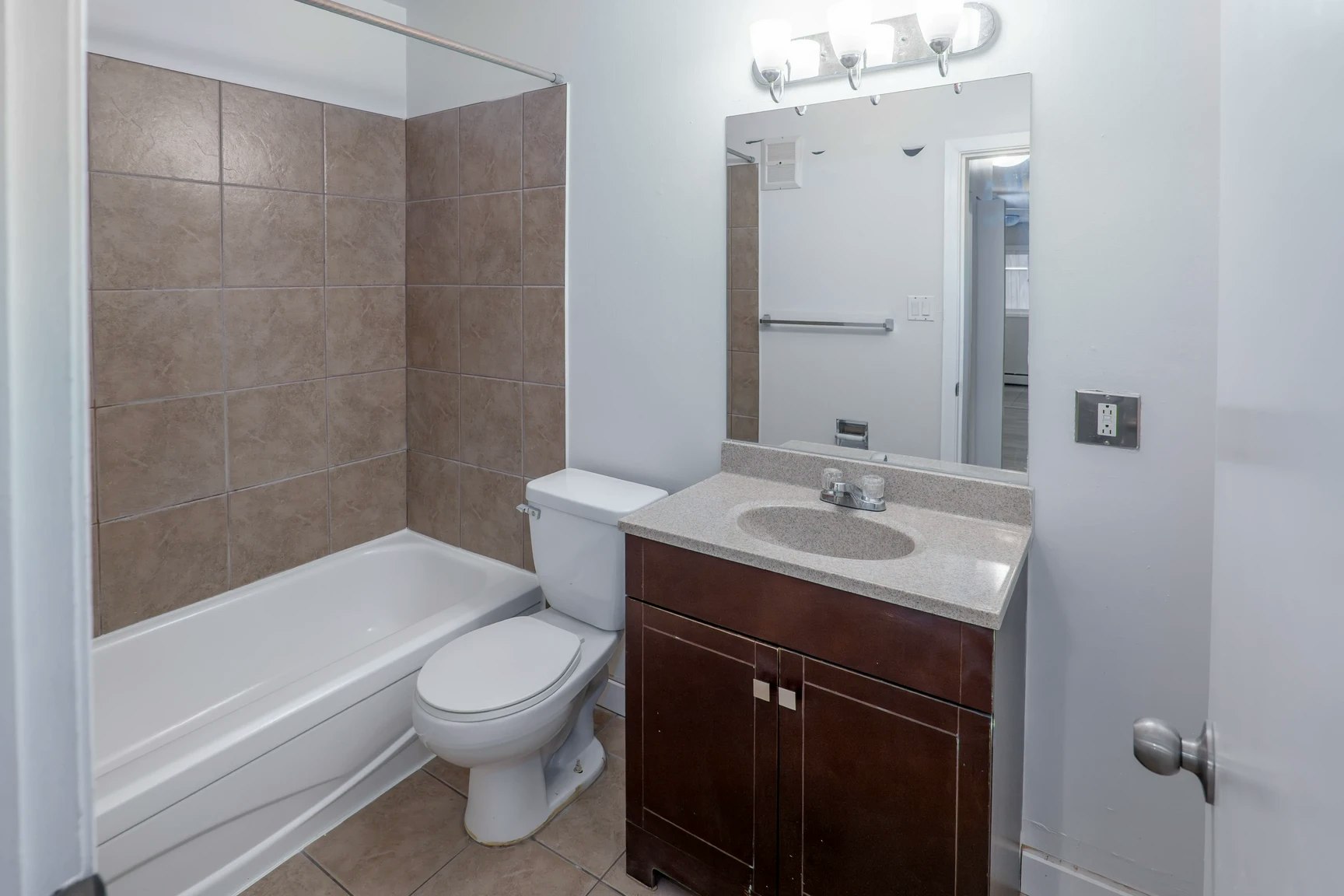 9-10715 112 Street NW, Edmonton, AB, T5H 3H2 - 11