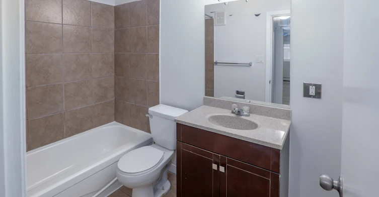 9-10715 112 Street NW, Edmonton, AB, T5H 3H2 - 11
