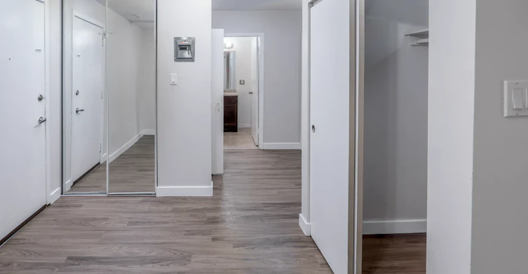 9-10715 112 Street NW, Edmonton, AB, T5H 3H2 - 5