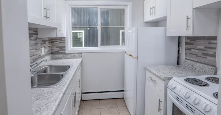 9-10715 112 Street NW, Edmonton, AB, T5H 3H2