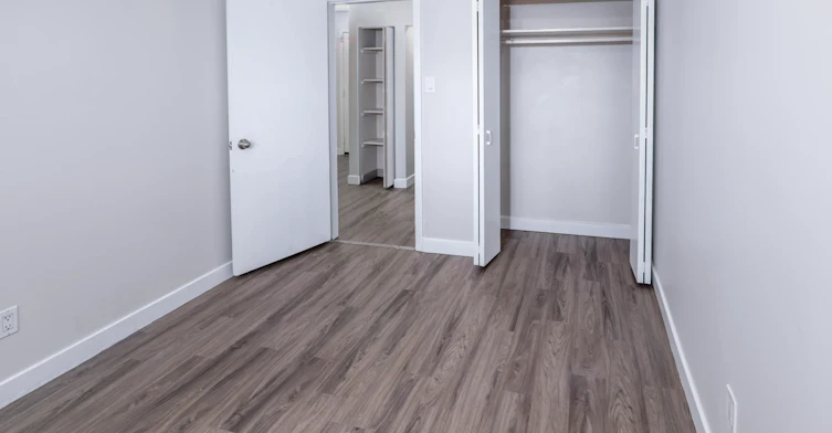 8-10715 112 Street NW, Edmonton, AB, T5H 3H2 - 3