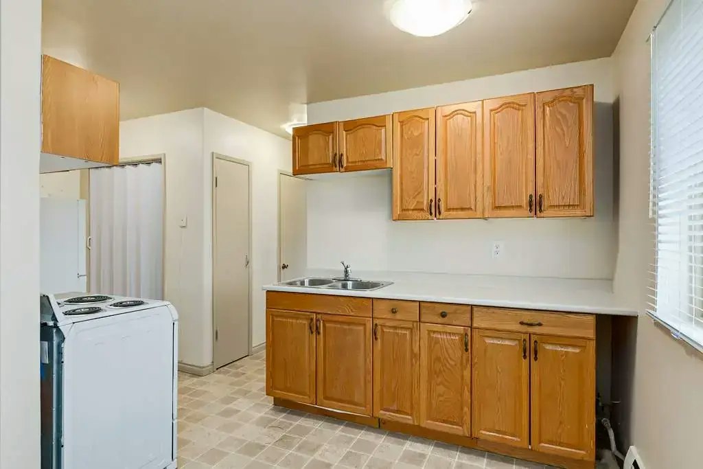 3-10945 106 Street NW, Edmonton, AB, T5H 2Y3 - 10