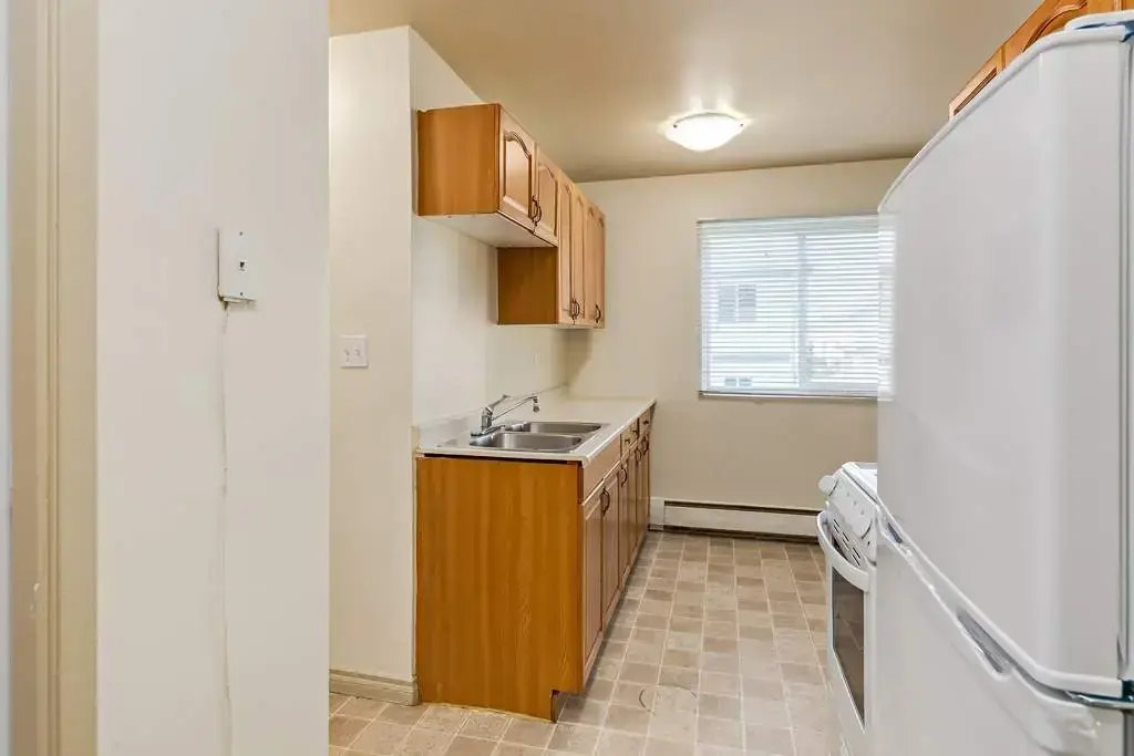 4-10945 106 Street NW, Edmonton, AB, T5H 2Y3 - 12