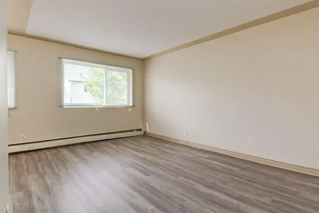 4-10945 106 Street NW, Edmonton, AB, T5H 2Y3 - 8
