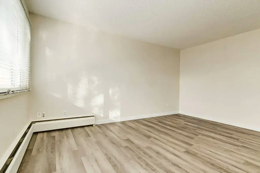9-11811 67 Street, Edmonton, AB, T5B 1L9 - 11