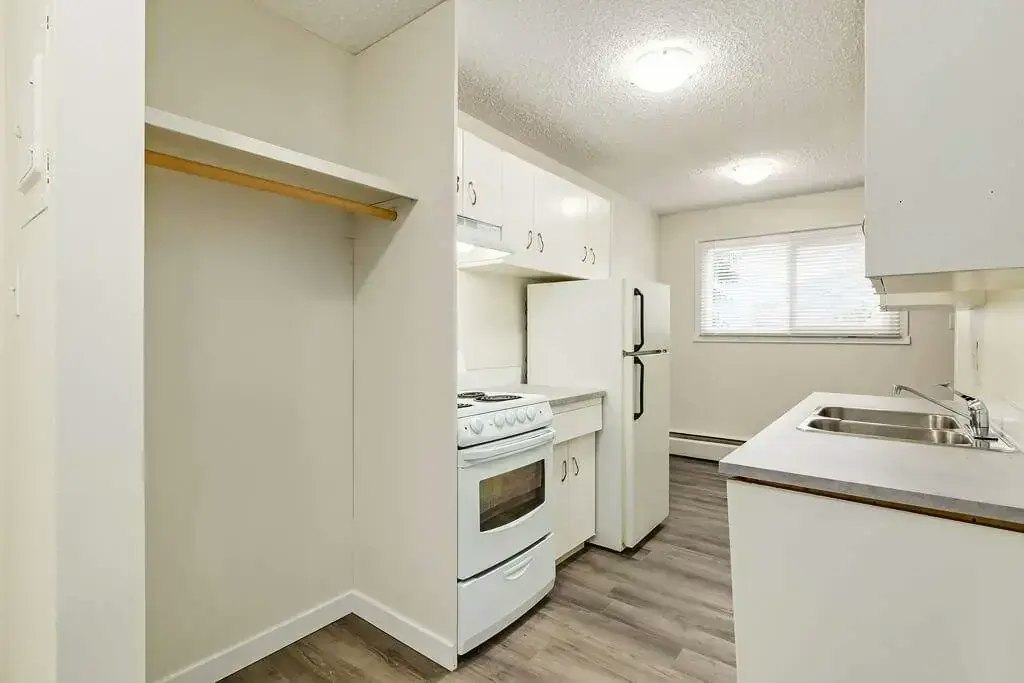9-11811 67 Street, Edmonton, AB, T5B 1L9 - 8