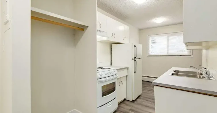 9-11811 67 Street, Edmonton, AB, T5B 1L9 - 8