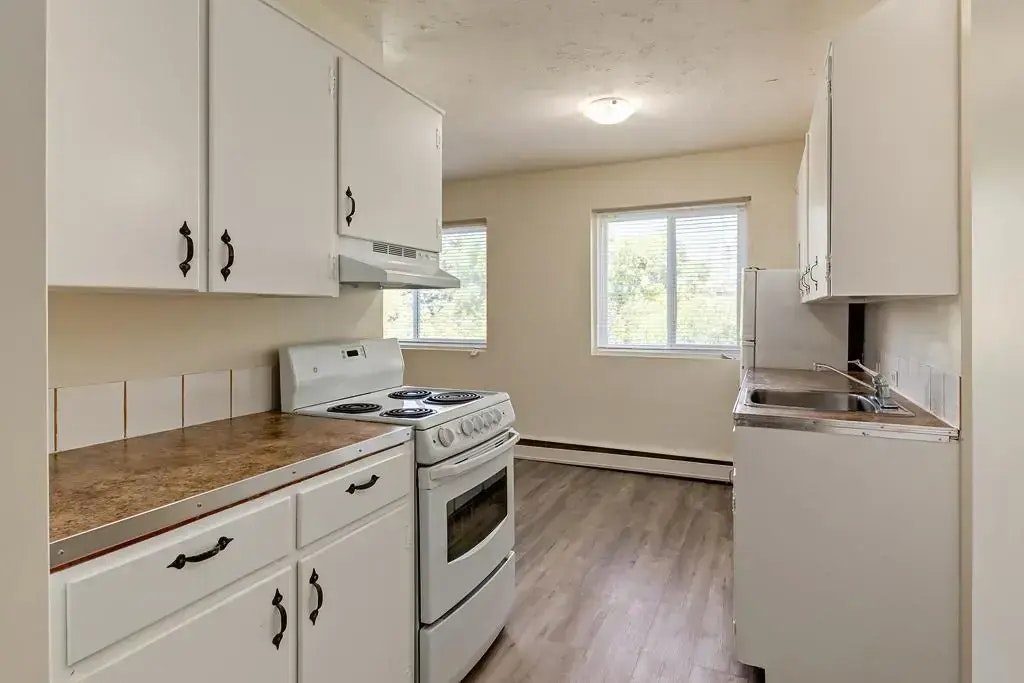 104-10960 105 Street W, Edmonton, AB, T5H 2X4 - 4
