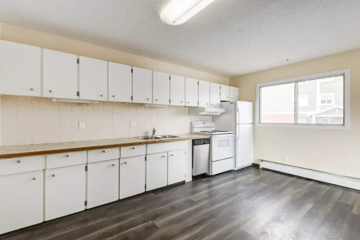 102-4819 47 Street, Camrose, AB, T4V 1J6 - 3