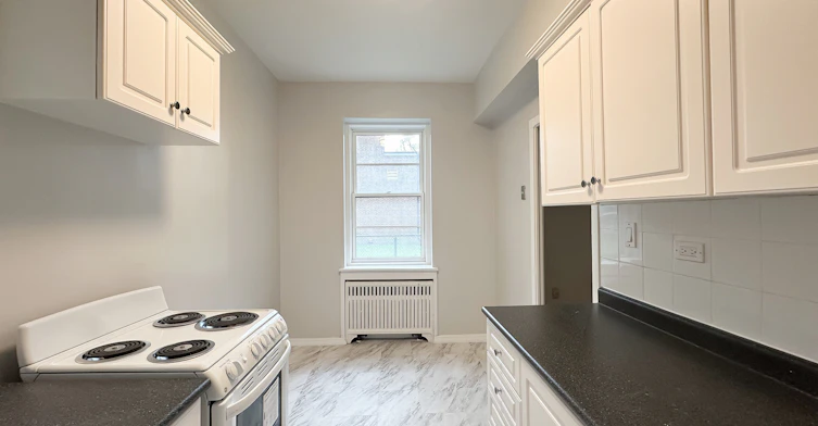 5-221-3 Du Maurier Boulevard, Toronto, ON, M4N 1V1 - 2
