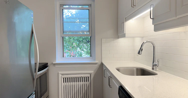 303W-118 Montgomery Avenue, Toronto, ON, M4R 1E3 - 6