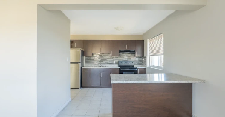 7-10940 105 Street NW, Edmonton, AB, T5H 2X4 - 5