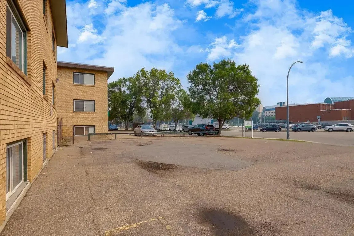 9-10940 105 Street NW, Edmonton, AB, T5H 2X4 - 40