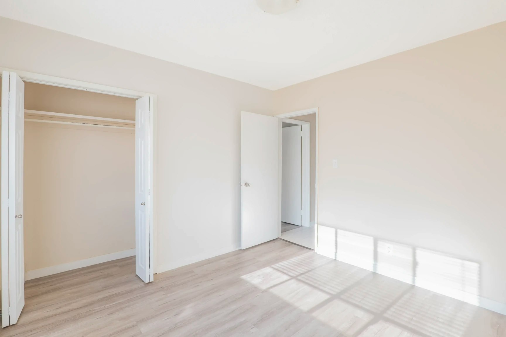 9-10940 105 Street NW, Edmonton, AB, T5H 2X4 - 10