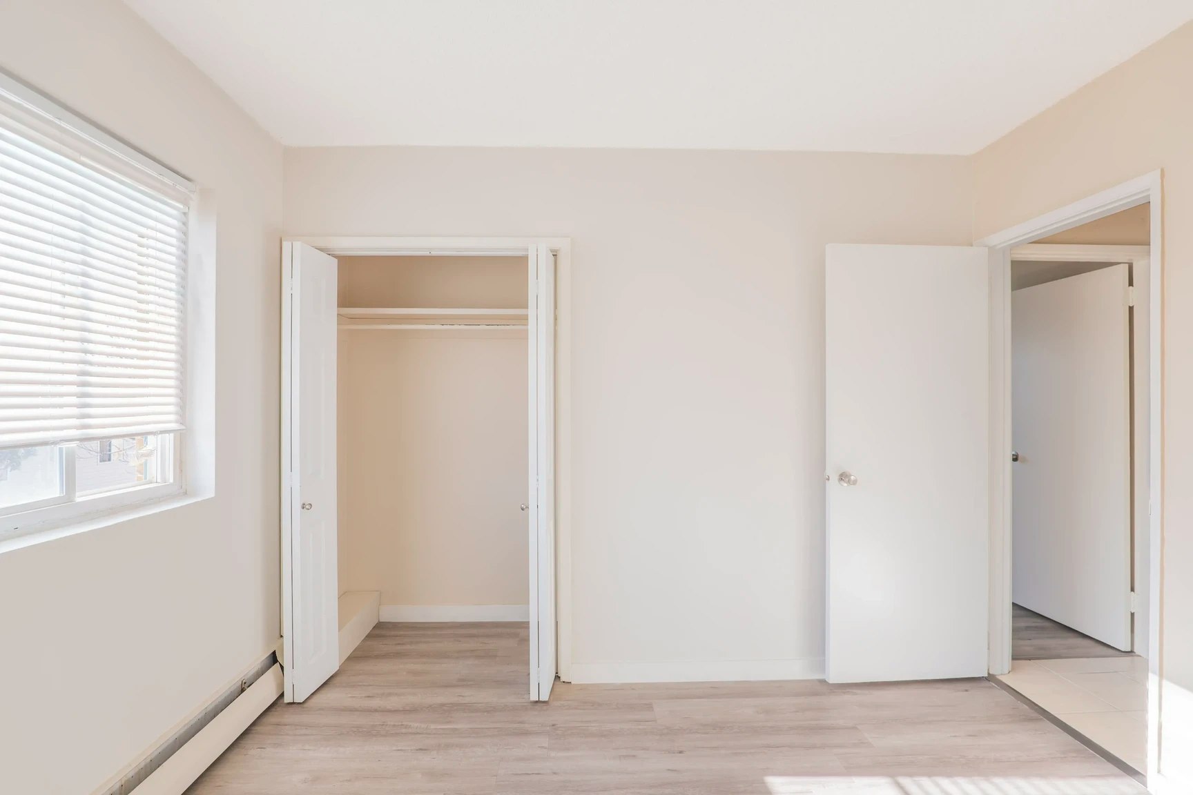 9-10940 105 Street NW, Edmonton, AB, T5H 2X4 - 11