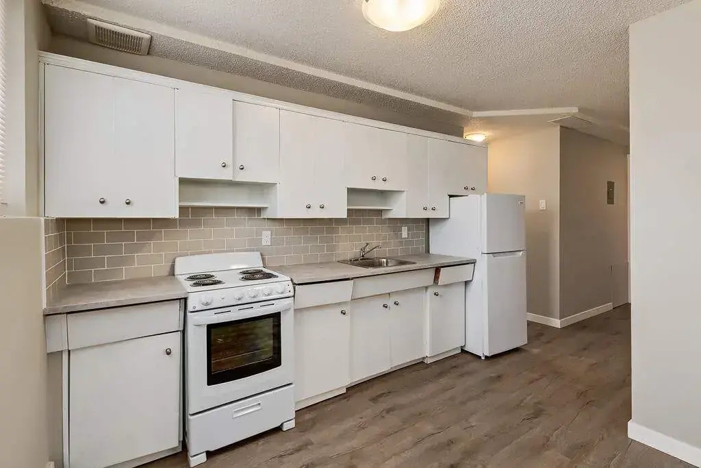 9-10940 105 Street NW, Edmonton, AB, T5H 2X4 - 21