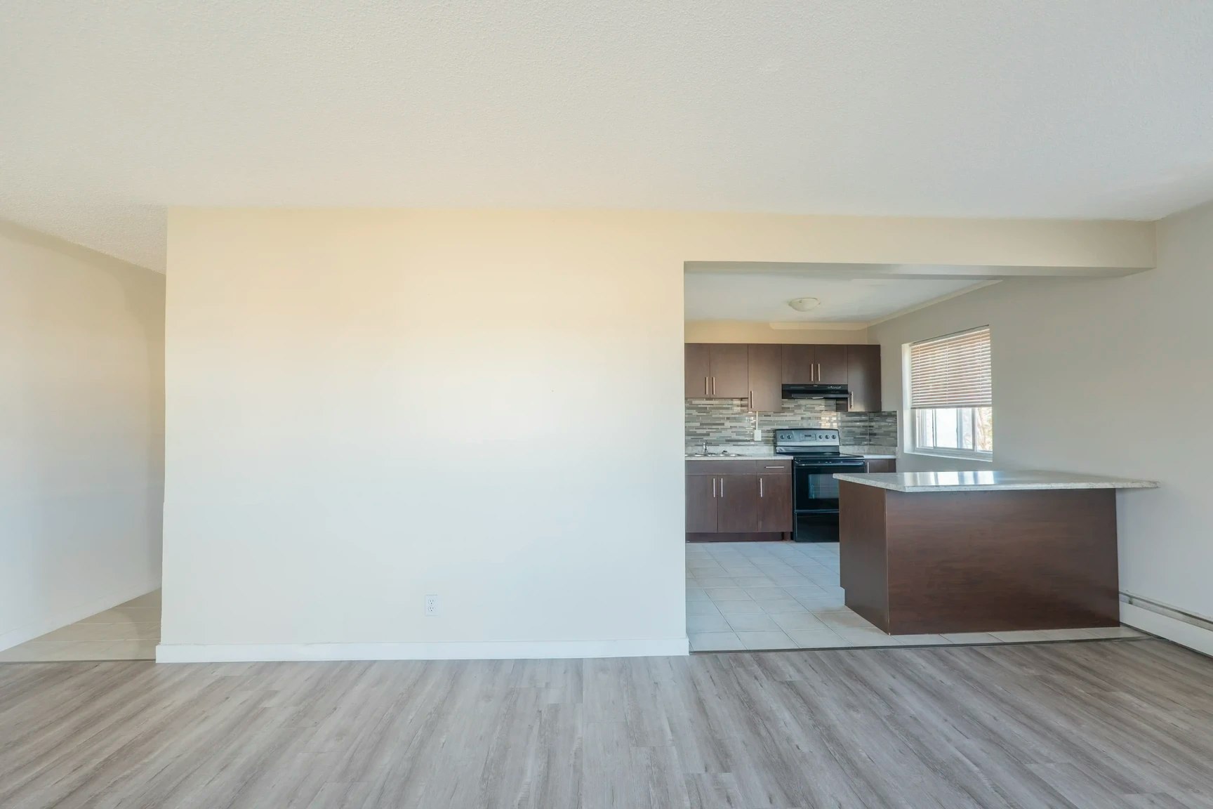 9-10940 105 Street NW, Edmonton, AB, T5H 2X4 - 4