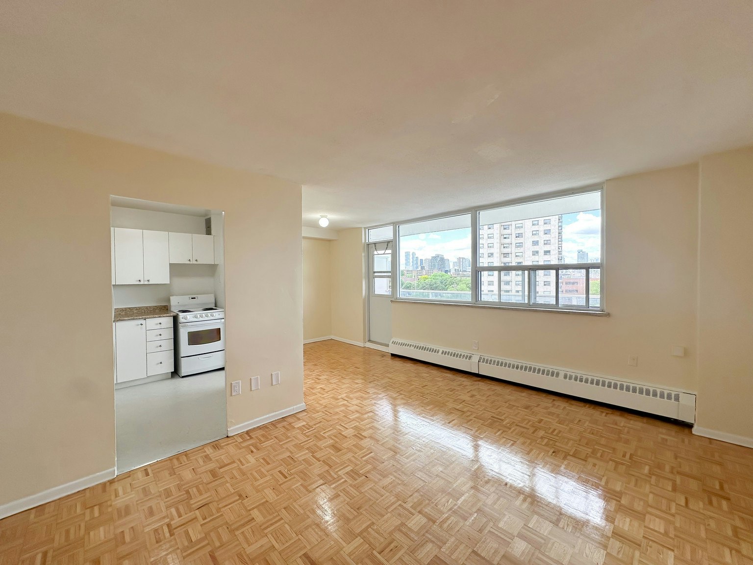 103-25 Paisley Boulevard West, Mississauga, ON, L5B 1E3 - 2