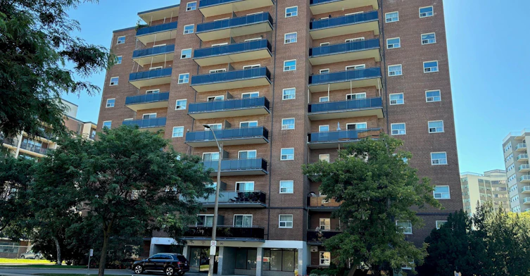 702-90 Paisley Boulevard West, Mississauga, ON, L5B 1E2