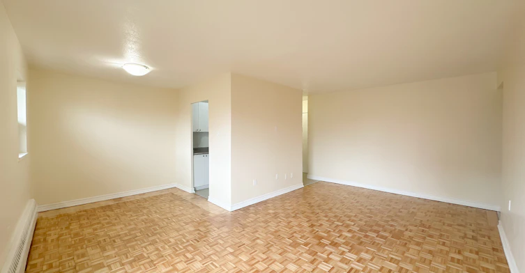 201-90 Paisley Boulevard West, Mississauga, ON, L5B 1E2 - 2