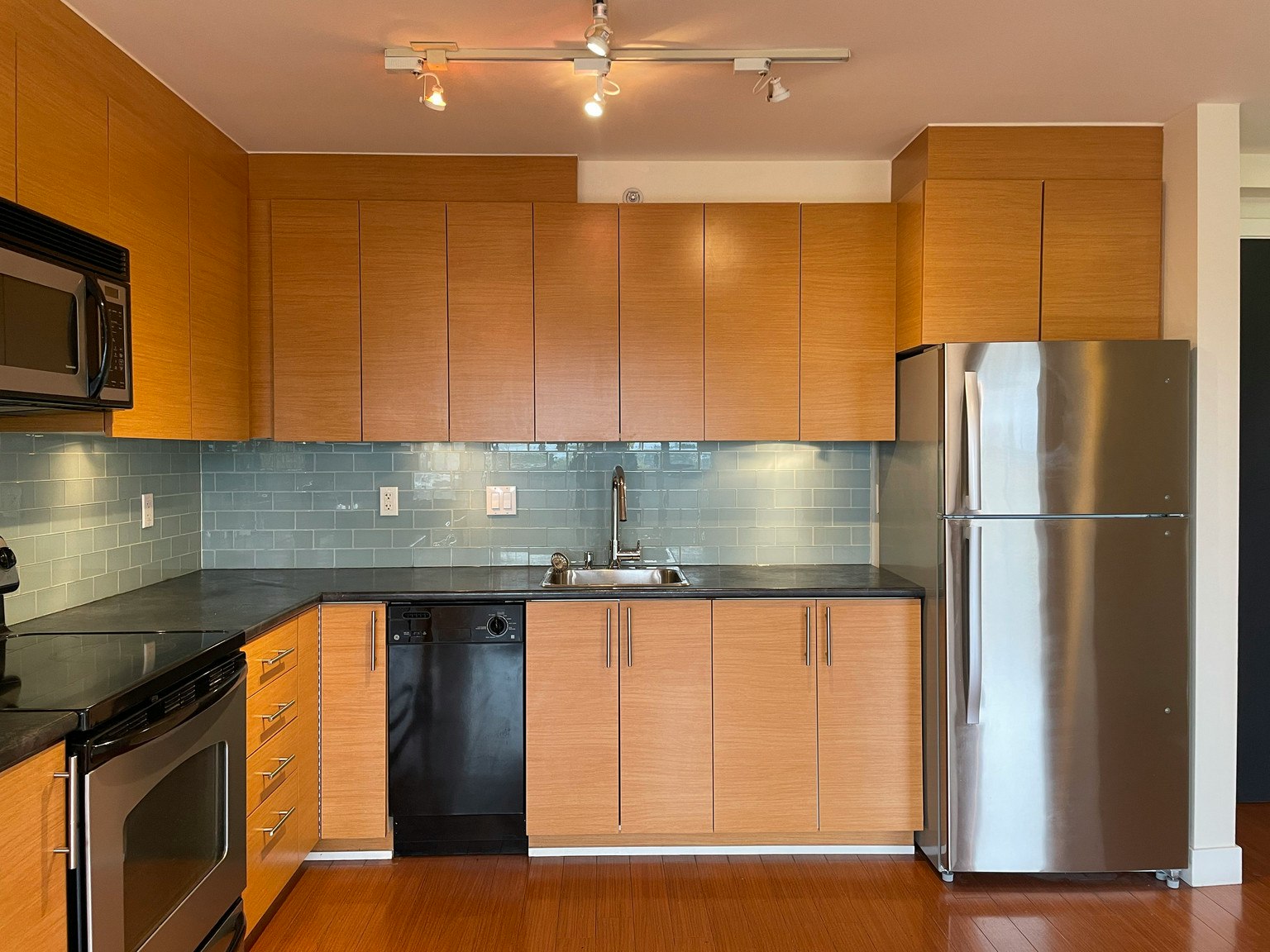 402-4453 Main Street, Vancouver, BC, V5V 0A2 - 3