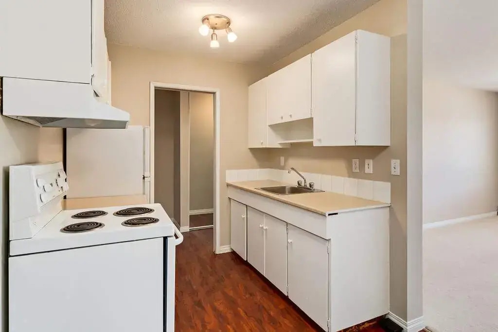 102-10829 113 Street NW, Edmonton, AB, T5H 3J1 - 8