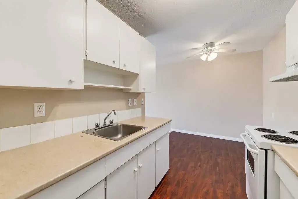 102-10829 113 Street NW, Edmonton, AB, T5H 3J1 - 10