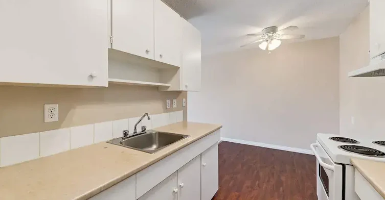 102-10829 113 Street NW, Edmonton, AB, T5H 3J1 - 10