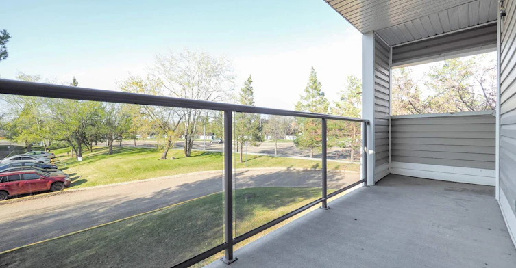 12005 25 Avenue, Edmonton, AB, T6J 4G6 - 10